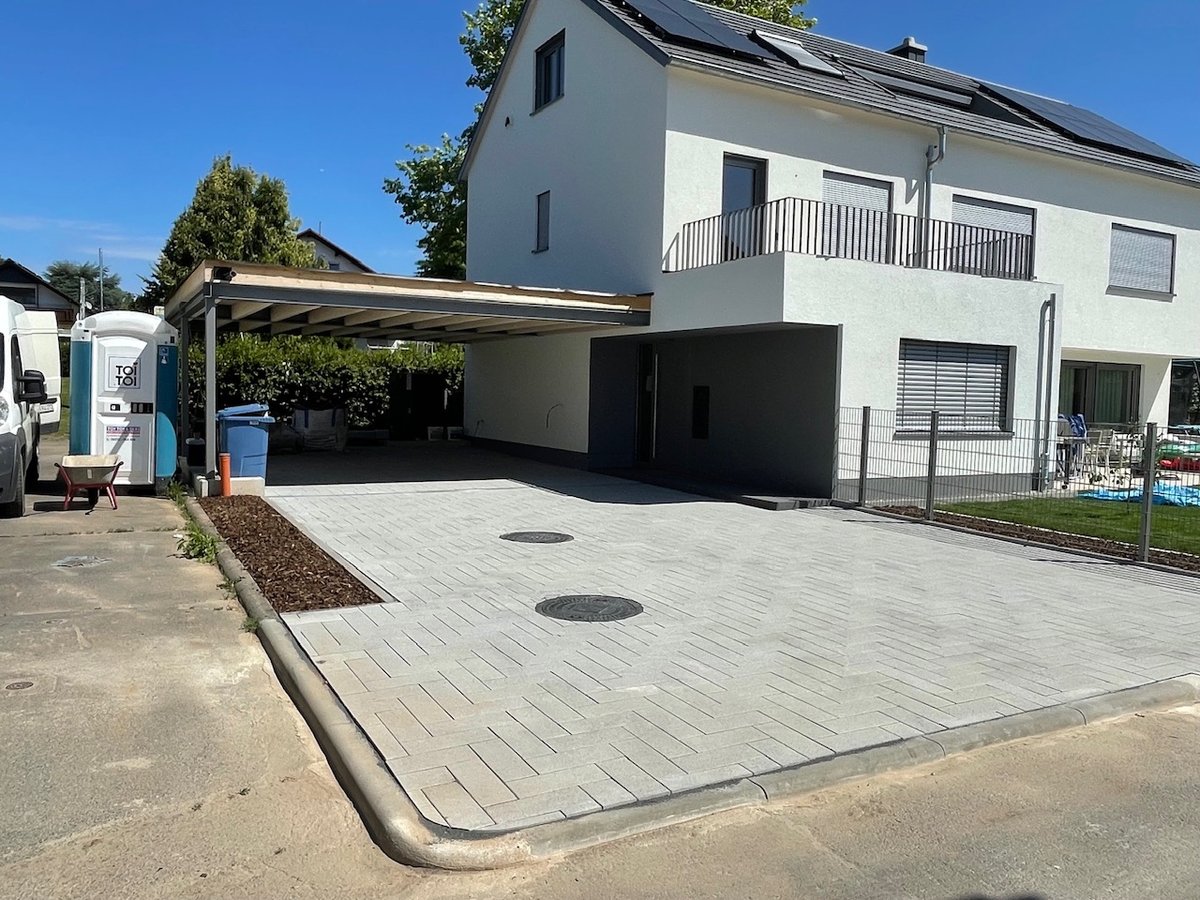 Gepflasterte Einfahrt mit Carport – Pflasterarbeiten Karlstein Kahl