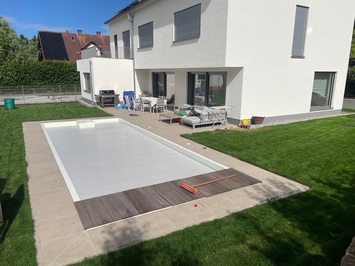 Pool mit Terrassenfliesen und Gartenanlage – GaLa-Bau und Fliesenleger Team Kraus Alzenau