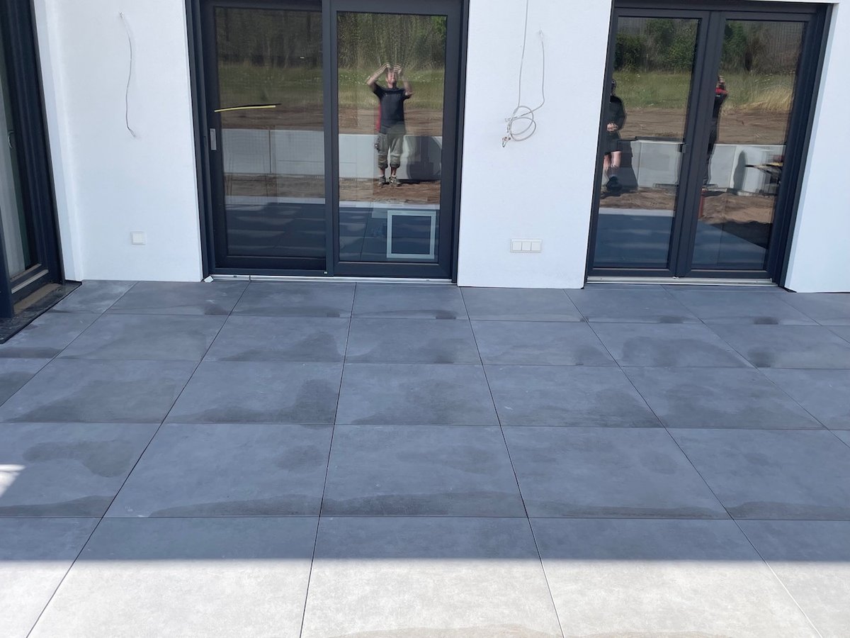 Großformat-Terrassenfliesen anthrazit vor bodentiefen Fenstern – Fliesenleger Kahlgrund