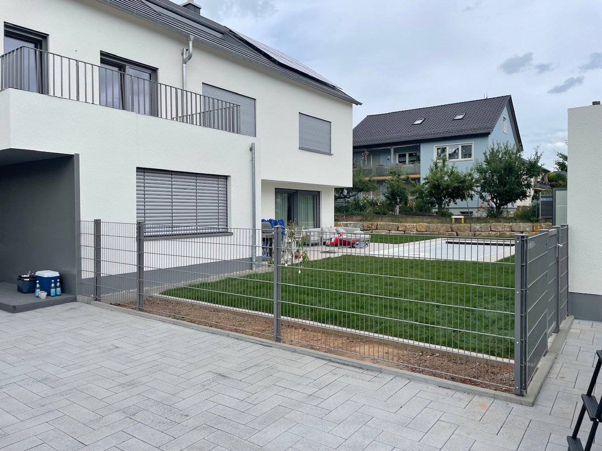 Doppelstabmattenzaun mit Pflaster und Rollrasen – Zaunbau Landkreis Aschaffenburg